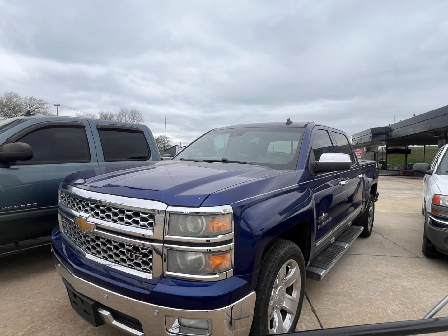 2014 BLUE CHEVROLET SILVERADO LTZ 1LZ Crew Cab 2WD (3GCPCSEC7EG) with an 5.3L V8 OHV 16V engine, 6-Speed Automatic transmission, located at 8101 E. Skelly Dr., Tulsa, OK, 74129, (918) 592-3593, 36.121891, -95.888802 - Photo#0